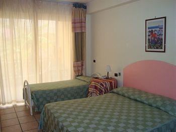 B&B La Grotta SantʼAlessio Siculo Exteriör bild