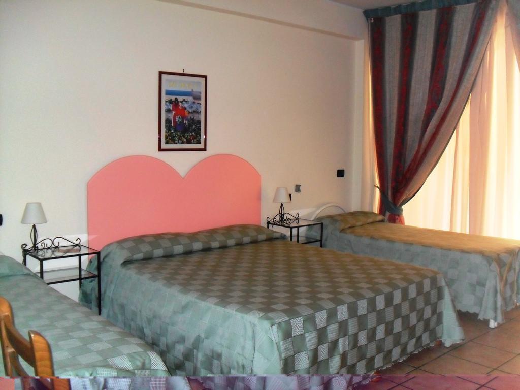 B&B La Grotta SantʼAlessio Siculo Exteriör bild