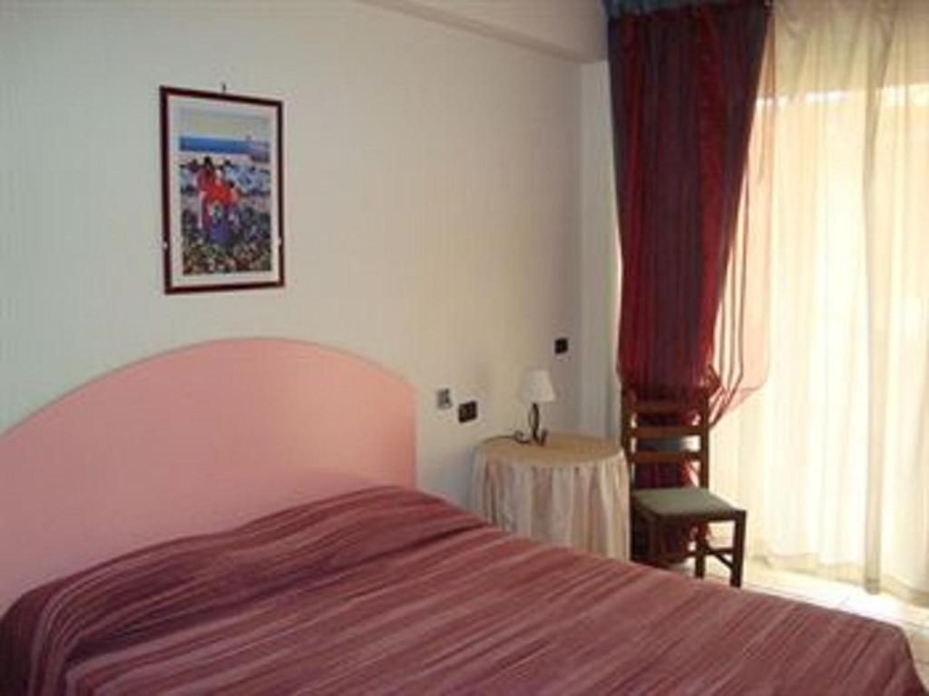 B&B La Grotta SantʼAlessio Siculo Rum bild